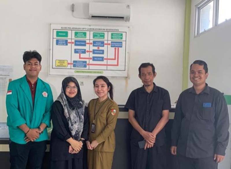 Tim dosen Filkom UHTP foto bersama dengan pihak Dinas Kesehatan UPT Laboratorium Pekanbaru, baru-baru ini.