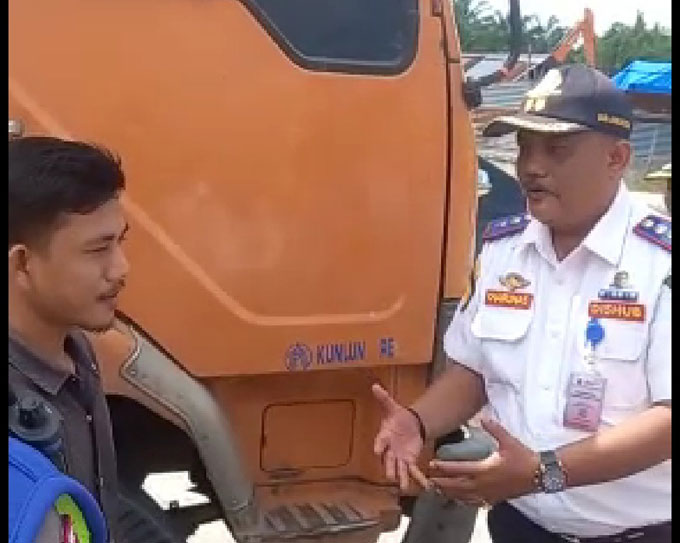 Kepala Bidang Angkutan Dishub Kota Pekanbaru Khairunnas memberikan arahan kepada sopir truk bertonase besar agar tidak melintas masuk ke dalam kota saat giat razia di Jalan Riau ujung, Senin (16/5/2023).
