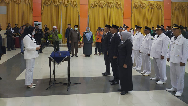 Bupati Inhu Rezita Meylani Yopi SE melantik 192 pejabat eselon II, III dan IV di lingkungan Pemerintah Kabupaten Inhu di Gedung Dang Purnama Rengat, Kamis (5/1/2023).
