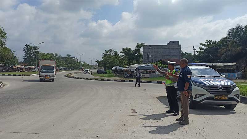 Kabid Angkutan Dishub Pekanbaru Khairunnas bersama dengan Wakasatlantas Polresta Pekanbaru AKP Dasmaliki saat melakukan pengalihan truk bertonase besar agar tidak memasuki kota di Jalan Riau ujung, Pekanbaru, Kamis (8/6/2023).