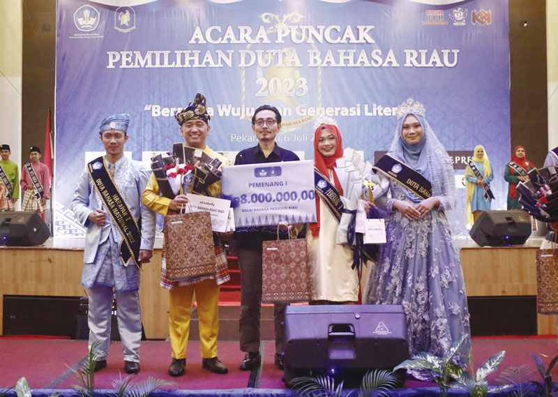 Kepala Balai Bahasa Provinsi Riau Toha Machsum MAg (tengah) berfoto bersama Pemenang I Putra Duta Bahasa Riau 2023 Khansen Pranata Wirantober (dua kiri) dan Pemenang I Putri Duta Bahasa Riau 2023 Rosti Novriana (dua kanan) didampingi  Pemenang I Putra Dut