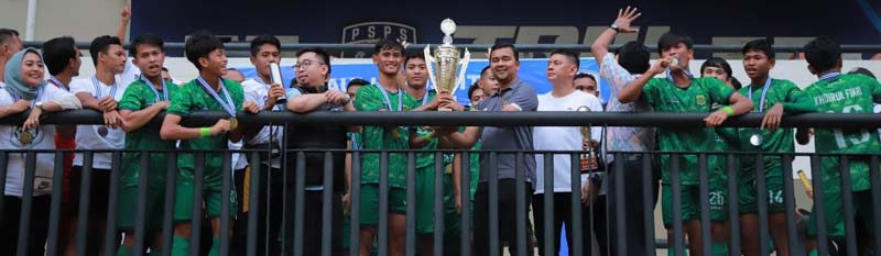 Kepala Dinas Kepemudaan dan Olahraga (Kadispora) Riau H Boby Rachmat didampingi Ketua Asosiasi Provinsi (Asprov) PSSI Riau Edward Riansyah menyerahkan trofi kepada perwakilan pemain PS Siak di Stadion Utama Riau, Pekanbaru, Sabtu (16/12/2023).