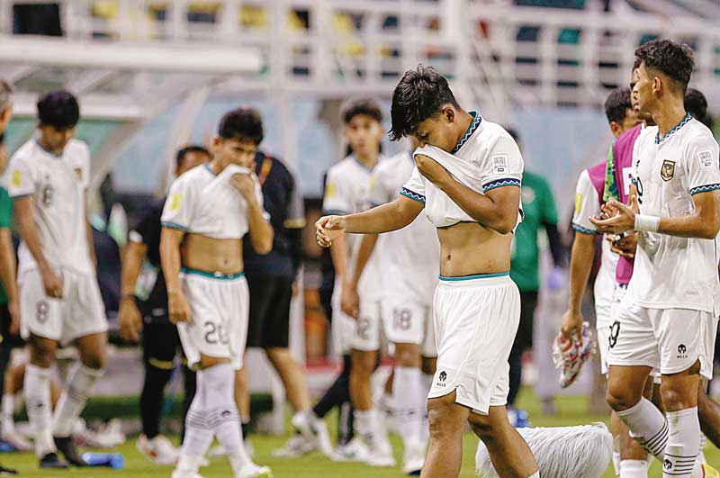 Pemain Indonesia tertunduk lesu usai dikalahkan Maroko 3-1 pada babak penyisihan Piala Dunia U-17 di Stadion Gelora Bung Tomo Surabaya, Kamis (16/11/2023).