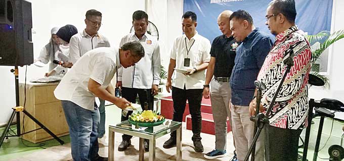 Branch Manager Bank BTN Syariah Pekanbaru Asep Wahyunan memotong tumpeng HUT ke-18 Unit Usaha Syariah  Bank BTN,  Selasa (14/2/2023).