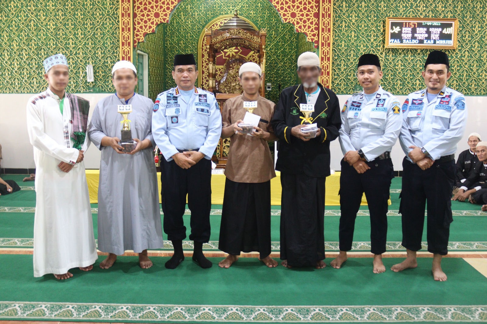 Kepala Lembaga Pemasyarakatan Kelas II A Bangkinang foto bersama pemenang  lomba baca surah Yasin di Masjid At-Taubah Lapas Bangkinang, Sabtu (8/4/2023).