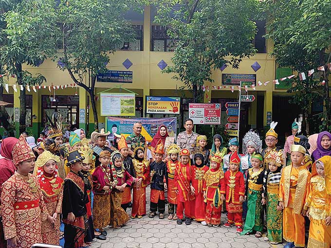 Kepala SDN 109 Rosnaini SHum foto bersama murid dengan pakaian adat nusantara saat pelaksanaan peringatan Hari Sumpah Pemuda, Senin (31/10/2022).