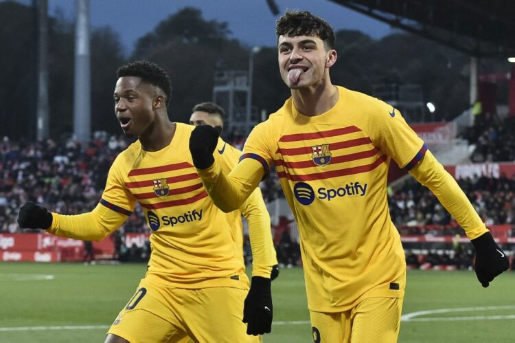 Gelandang Barcelona Pedri (kanan) merayakan gol yang dia cetak ke gawang Girona FC.