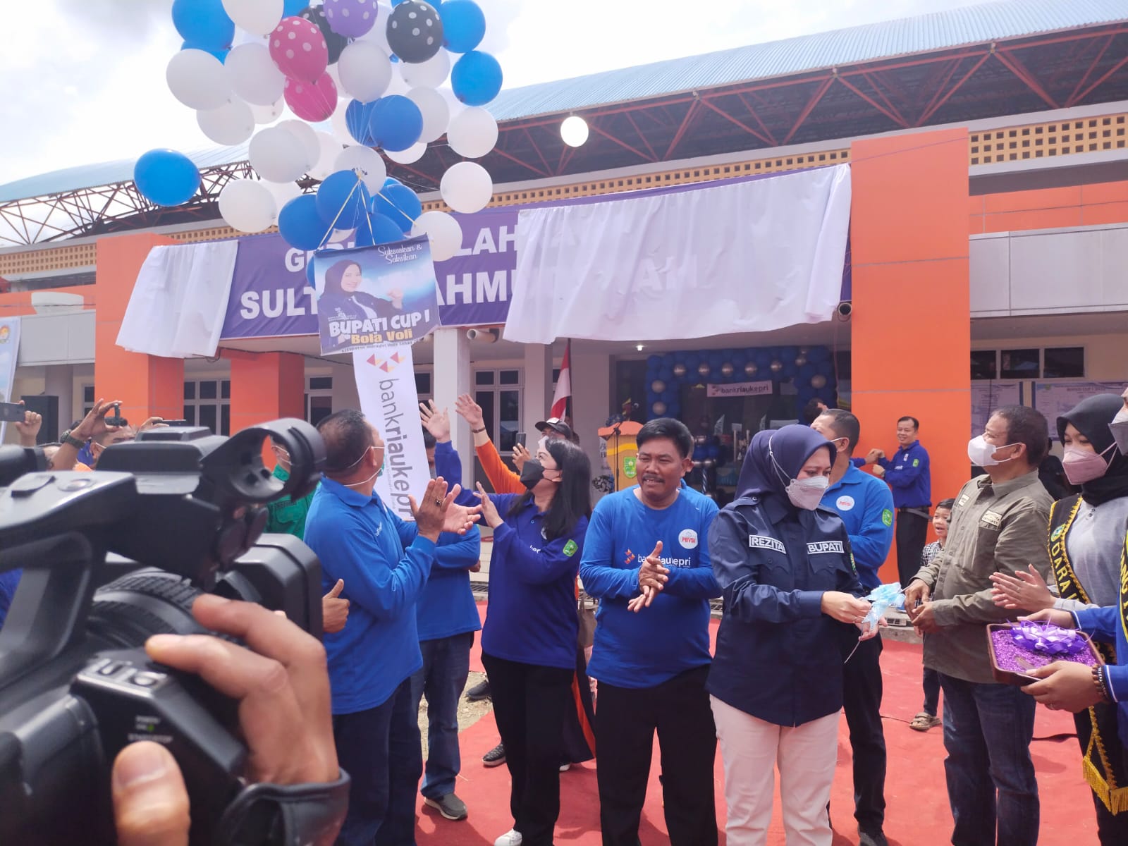 Bupati Inhu, Rezita Meylani Yopi SE (tiga dari kanan) usai melepas Balo tanda diresmikannya GOR Sultan Mahmud Syah di Kelurahan Pematang Reba Kecamatan Rengat Barat, Sabtu (7/5/2022).