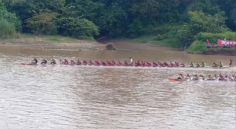Jalur Siligi Biso Pulau Kiambang BPKAD Kuansing saat berpacu dengan Tuah Inayan di Tepian Pantai, Luabuk Terentang, Jumat (26/7/2019) sore.