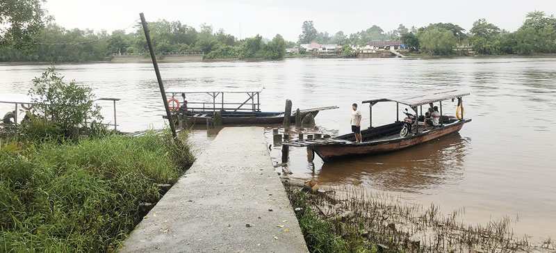 Perahu penyeberangan Siak-Benteng Hulu, Kecamatan Mempura saat akan menaikkan penumpang ke pelabuhan, Selasa (12/12/2023).
