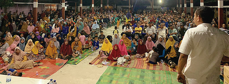 Ketua DPRD Siak Indra Gunawan saat memberikan penjelasan kepada warga Kampung Libo Jaya saat memonitoring reses  anggota DPRD Siak Dapil IV Ir Miduk Gurning di aula Kampung Libo Jaya, Kecamatan Kandis, Rabu (6/12/2023).