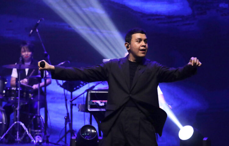 Tulus saat tampil dalam konser bertajuk Tur Manusia 2023 di Jatim Expo, Surabaya, Ahad (12/2/2023) malam.
