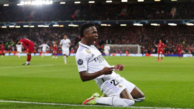 Vinicius Junior melakukan selebrasi setelah mencetak gol kedua Real Madrid saat mengalahkan Liverpool 5-2 pada leg pertama babak 16 besar Liga Champions di Anfield, Rabu (22/2/2023) di hari WIB.