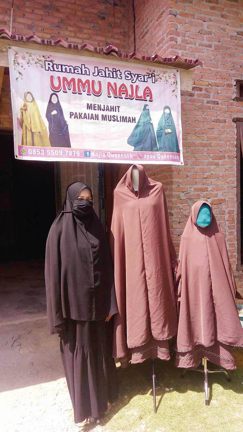 USAHA JAHIT: Sri Wahyuni di depan usaha jahit bajunya di Jalan Siak Gang Syalaf, Kelurahan Simpang Padang, Kecamatan Batin Solapan, Duri, Jumat (6/3/2020). (henny elyati/riau pos)