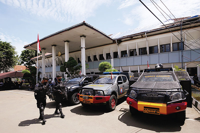 Petugas kepolisian berjaga saat sidang gugatan praperadilan atas nama Muhammad Rizieq Shihab di Pengadilan Negeri Jakarta Selatan, Senin, (4/1/2021). (MIFTAHULHAYAT/JPG)