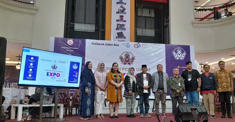 Direktur PCR DR Dadang Syarif foto bersama pemateri dan tamu undangan usai pembukaan UMKM Ekspo di Atrium Mal Pekanbaru, Ahad (17/12/2023).