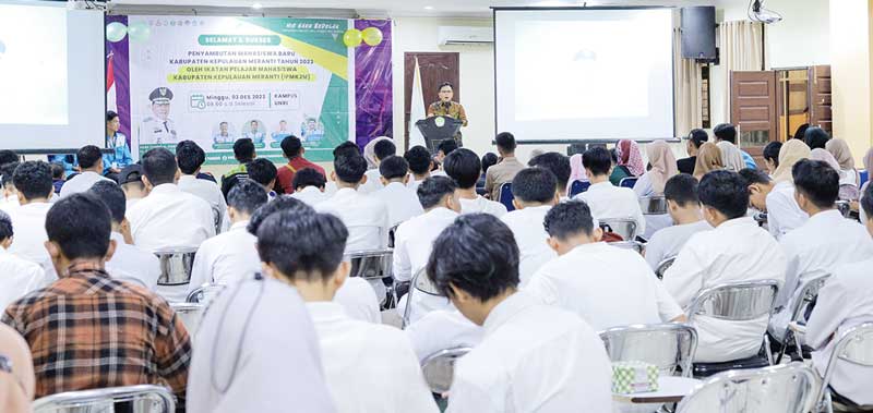 Pelaksana tugas (Plt) Bupati Kepulauan Meranti H Asmar memberikan sambutan ketika menghadiri penyambutan mahasiswa baru tahun 2023 asal Kepulauan Meranti di Pekanbaru, Ahad (3/12/2023).