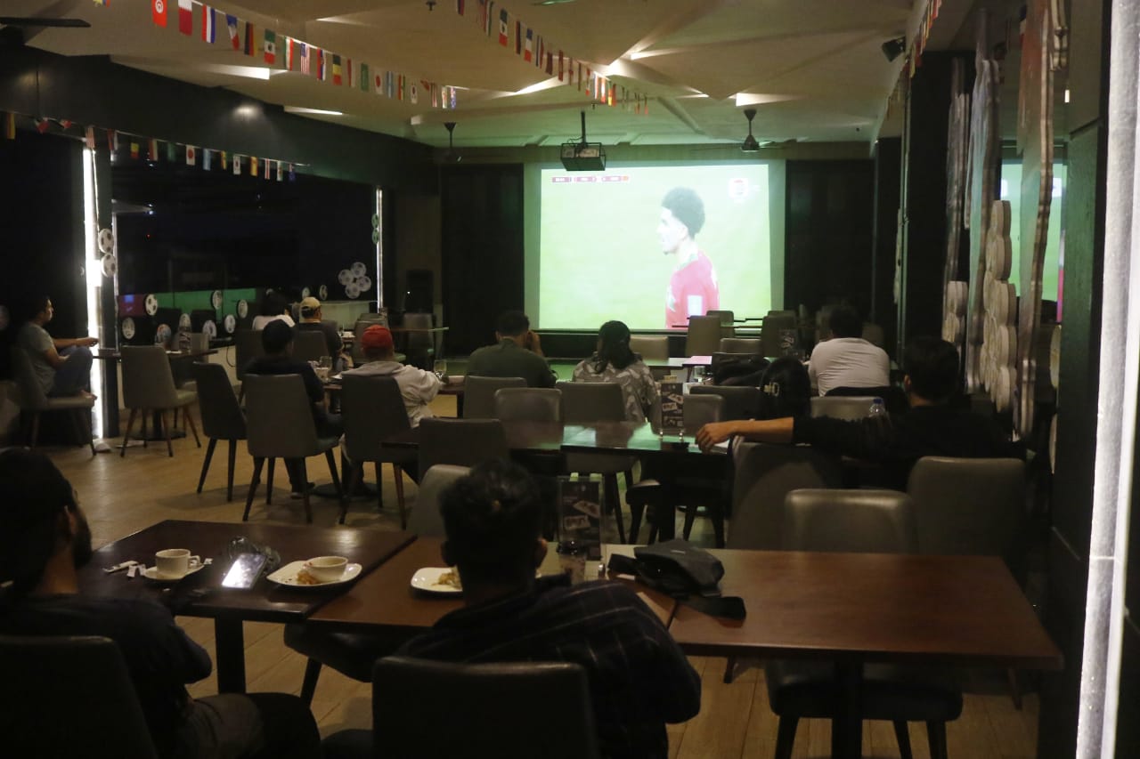 Nonton bareng (nobar) Piala Dunia 2022 di Novotel Pekanbaru, semakin seru jelang pertandingan final antara Prancis vs Argentina, seperti pada laga semifinal antara Prancis vs Maroko penonton tampak antusias, Kamis (15/12/2022) dini hari WIB.
