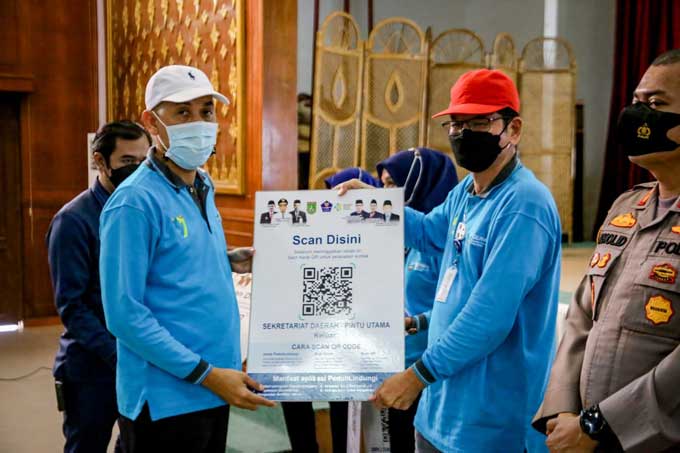 Wali Kota Dumai, H Paisal (kiri) menyerahkan QR Code aplikasi  PeduliLindungi kepada Sekda Kota Dumai, H Indra Gunawan, beberapa waktu lalu