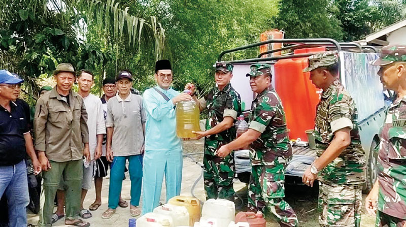 Komandan Kodim 0302/Inhu Letkol Kav Dani Prasetyo Wibowo SSos MIP didampingi pejabat utama Kodim 0302/Inhu menyerahkan mikroba PA63LK31 secara simbolis yang diterima Kades Bukti Meranti Eko Partono, Jumat (11/8/2023).