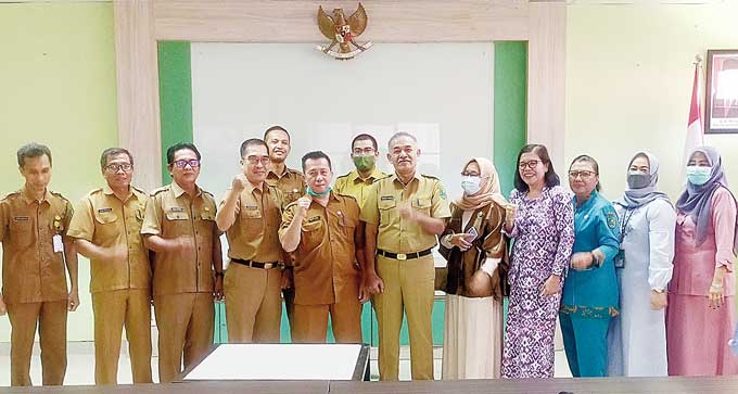 Kepala Disdukcapil Inhu Syaiful Bahri SSos (enam kanan) dan staf foto bersama Direktur RSUD Indrasari Rengat dr Muhammad Sobri (delapan kanan) yang juga didampingi sejumlah staf usai penandatanganan perjanjian kerja sama di aula RSUD Indrasari Rengat, Sel