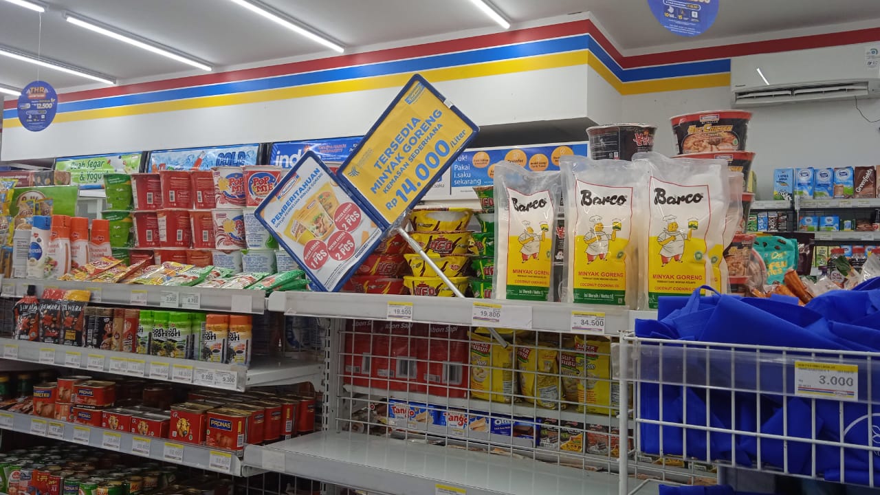Stok minyak goreng kemasan bersubsidi di salah satunya rak di ritel modern di Jalan Tengku Bey Kecamatan Bukit Raya tampak kosong, Kamis (20/1/2022).
