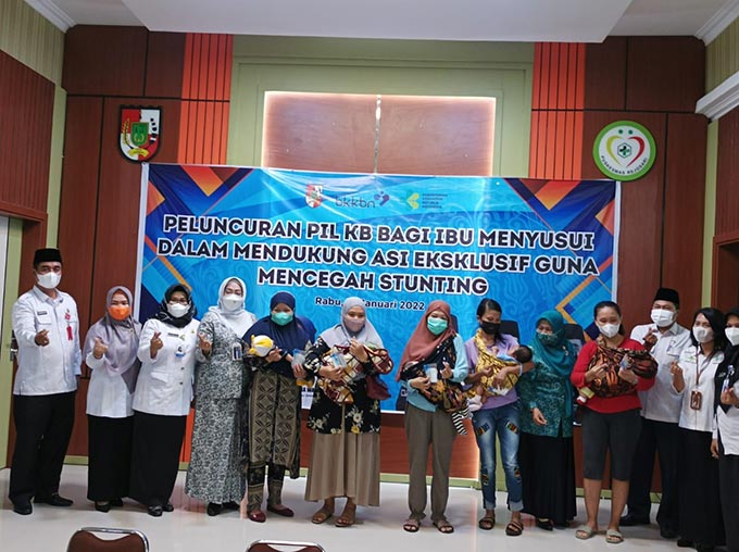 Kepala Perwakilan BKKBN Riau Mardalena Wati Yulia didampingi Kadisdalduk KB Kota Pekanbaru M Amin foto bersama peserta pada acara peluncuran pil KB bagi ibu menyusui di Puskesmas Rejosari, Rabu (19/1/2022).