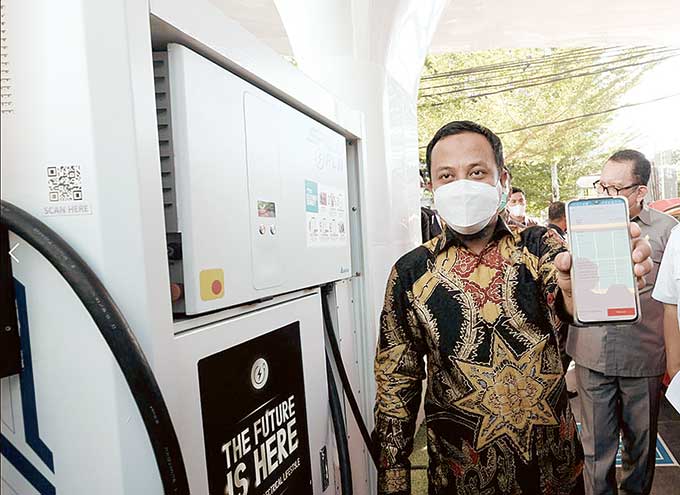 Gubernur Sulawesi Selatan Andi SuÂ­dirman Sulaiman menggunakan layanan home charging guna memudahkan pengisian daya mobil listriknya.