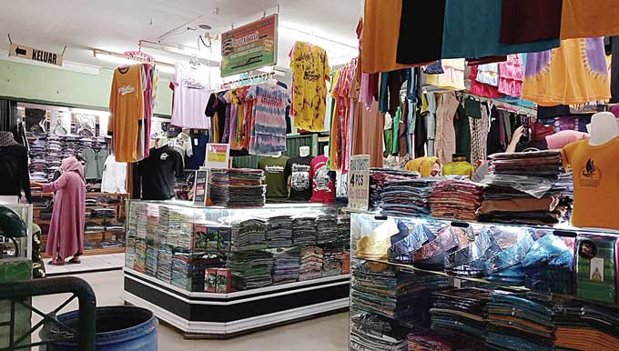Suasana di Pasar Wisata Pasar Bawah yang sepi pengunjung meskipun di akhir pekan, Ahad (5/3/2023).