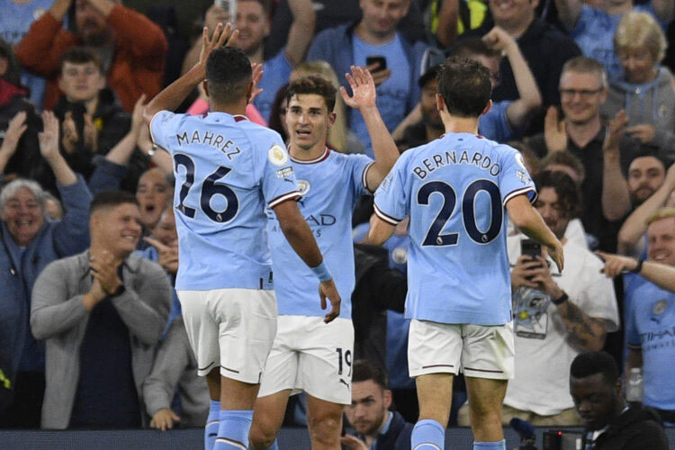 Striker Manchester City Julian Alvarez (tengah) merayakan gol ke gawang Nottingham Forest di Stadion Etihad, Manchester, (31/8/2022).City bakal bangkit saat menjamu Aston Villa malam ini.