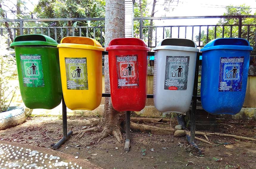 Tong sampah dengan bahan plastik salah satu alternatif tempat pembuangan sampah di depan rumah warga.