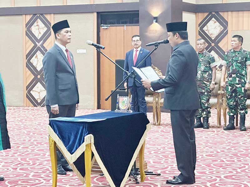Pj Wako Pekanbaru Muflihun (kanan) melantik Iwa Gemino sebagai Kepala Bappeda Pekanbaru, Jumat (10/11/2023).