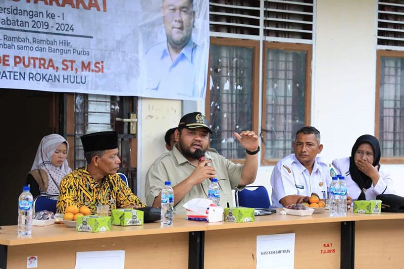 Ketua DPRD Rohul Novliwanda Ade Putra ST MSi menyampaikan sambutan saat menggelar reses di Desa Rambah Hilir Tengah, Kecamatan Rambah Hilir, Rabu (23/11/2022).