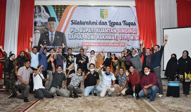 Pjs Bupati Kuansing, Roni Rakhmat S STP MSi foto bersama dengan pegawai di Bagian Setda Kuansing saat acara silahturahmi dan lepas tugas di pendopo rumah dinas Bupati Kuansing, Sabtu (5/12/2020).DISKOMINFO KUANSING