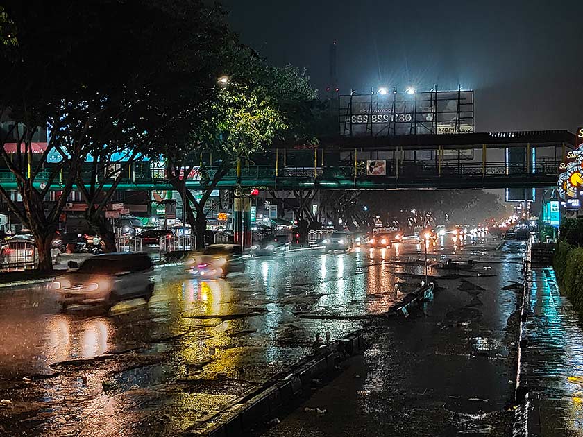 Pergantian tahun di Pekanbaru diwarnai hujan deras yang membuat masyarakat enggan keluar rumah.