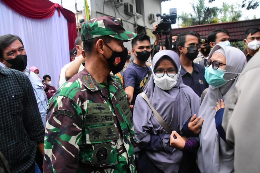 Danrem 031/WB Brigjen TNI M Syech Ismed saat berdialog dengan mahasiswa usai meninjau pelaksanaan vaksin merdeka di Kampus Unri Panam, Rabu (22/9/2021).