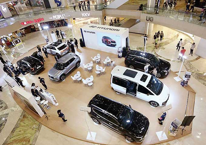 PT Hyundai Motors Indonesia (HMID) menggelar pameran di salah satu mal di Surabaya, Kamis (2/6/2022).