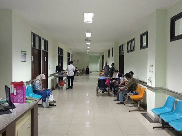 Pasien saat menunggu untuk mendapatkan pelayanan kesehatan disalah satu rumah sakit di Pekanbaru beberapa waktu lalu.