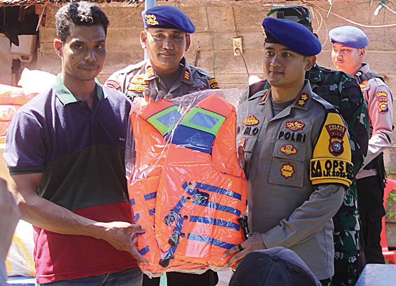 Kapolres Bengkalis AKBP Setyo Bimo Anggoro menyerahkan life jacket kepada nelayan di Desa Berancah, Kecamatan Bantan, Bengkalis, Senin (11/12/2023).