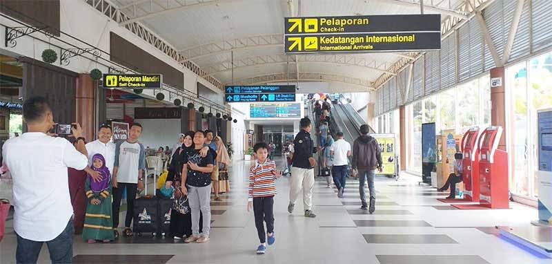 Aktivitas penumpang di Bandara SSK II Pekanbaru, beberapa waktu lalu.