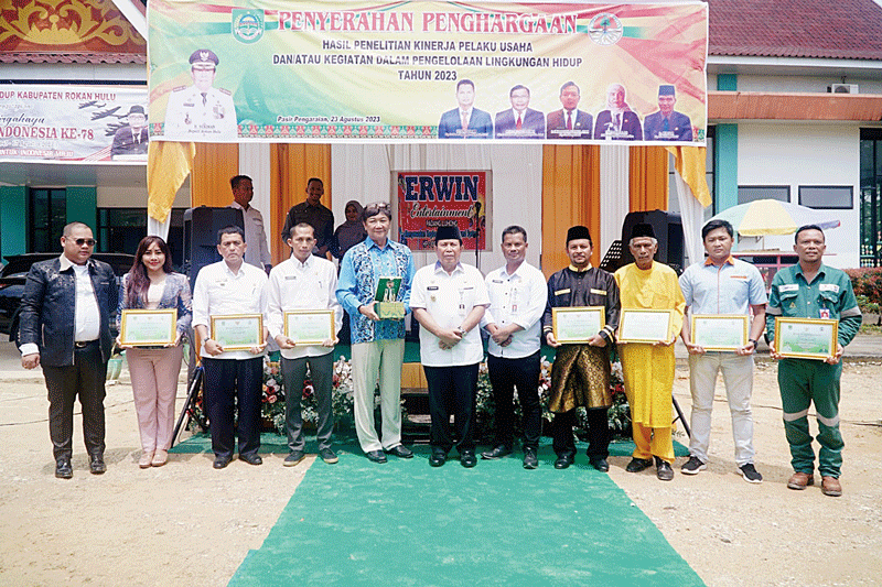 Bupati Rohul H Sukiman didampingi Kadis Lingkungan Hidup Suparno foto bersama dengan pelaku usaha penerima penghargaan sangat taat, Rabu (23/8/2023).