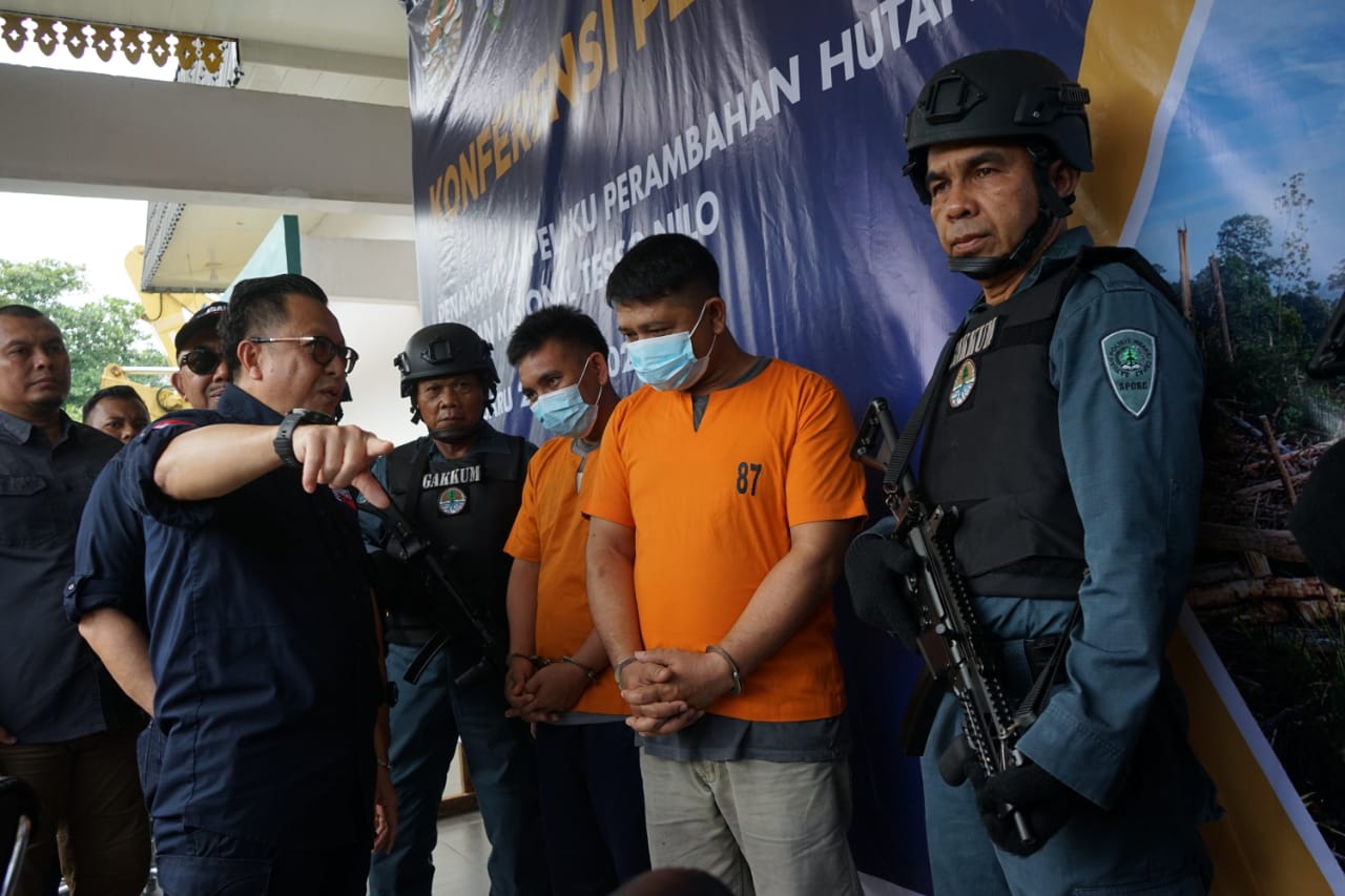 Direktur Pencegahan dan Pengamanan LHK Sustyo Iriyono mengintograsi dua pelaku perambahan dengan inisial TMM (40) dan RD (29) saat gelar konferensi pers perambahan  kawasan hutan Taman Nasional Tesso Nilo bertempat di kantor Gabungan Penegakan Hukum (Gakk