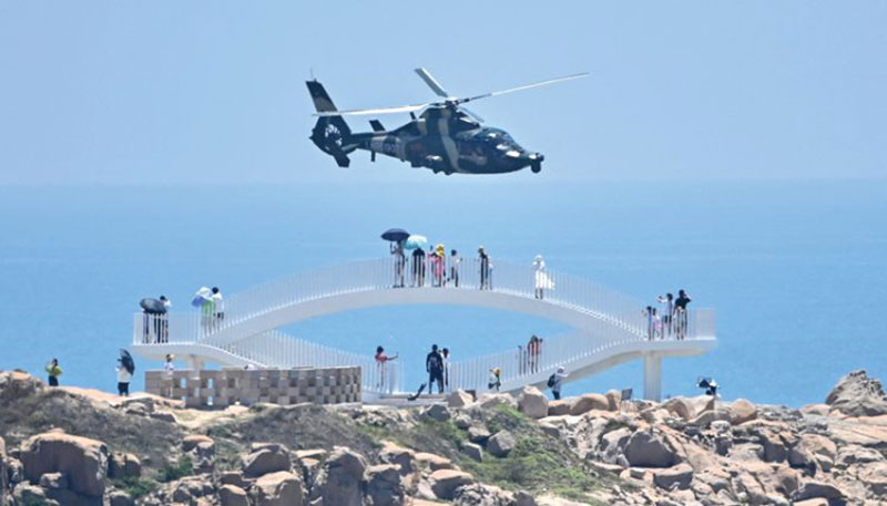 Helikopter militer Cina melintas di atas Pulau Pingtan, salah satu titik wilayah terdekat Tiongkok dengan Taiwan, kemarin (4/8).