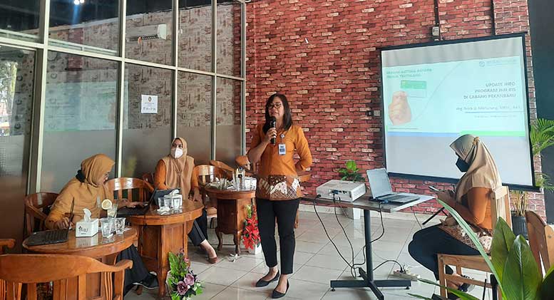Kepala Cabang BPJS Pekanbaru drg Nora D Manurung MPH AAK memberikan pemaparan pada acara media workshop, Ngopi Bareng Media, Jumat (19/11/2021).
