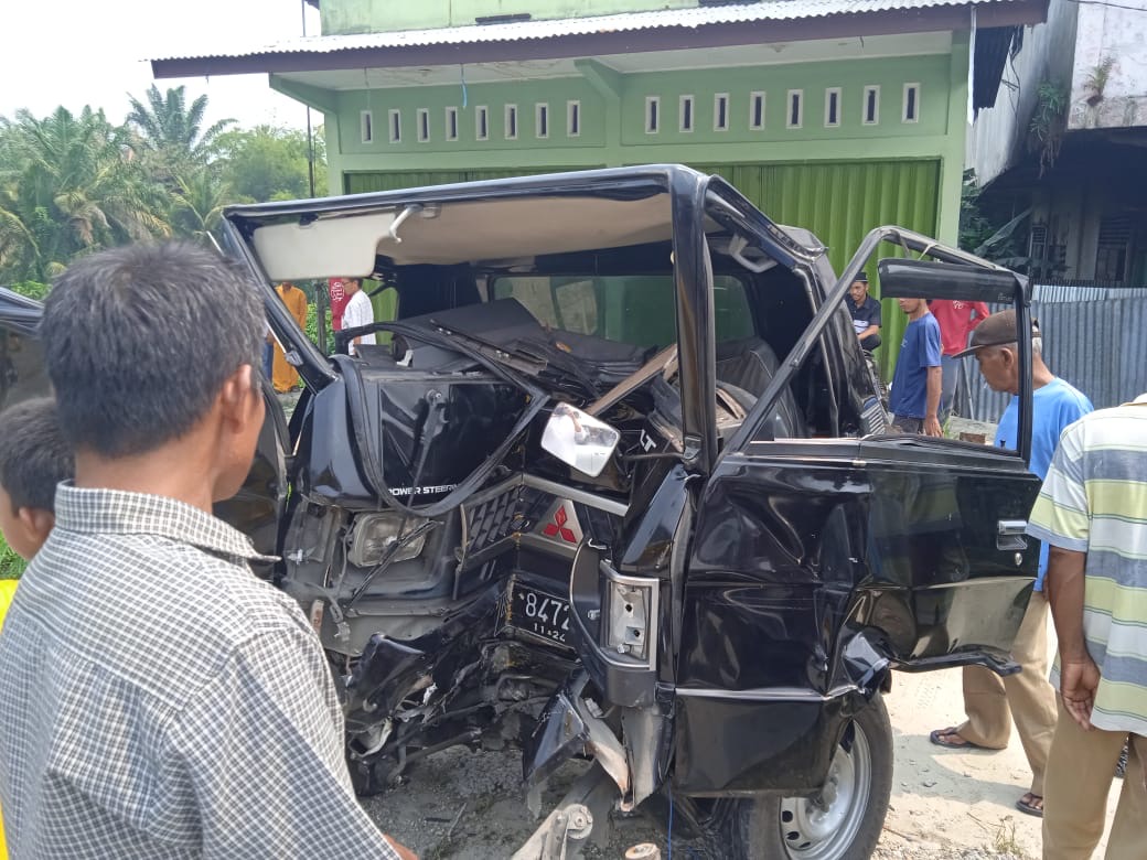 Kecelakaan terjadi antara Mobil L 300 dengan sepeda motor di Jalan Umum Pekanbaru-Bangkinang Km 39 Desa Kampar, Kecamatan Kampa, Kabupaten Kampar, Jumat (29/9/2023).