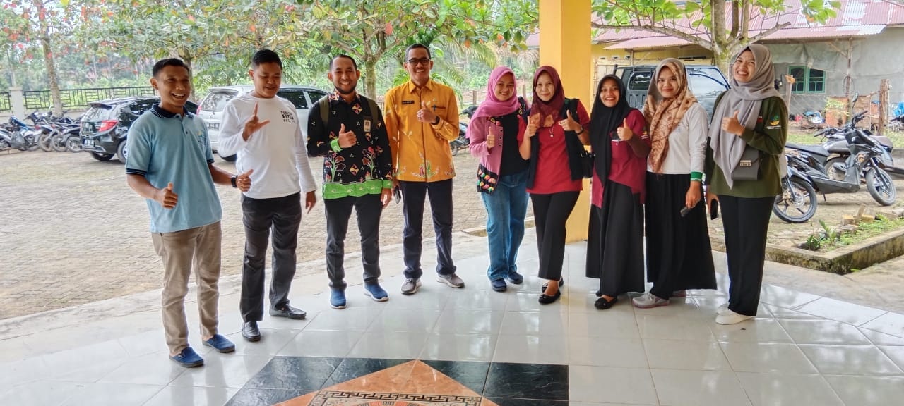 Camat Hulu Kuantan, Nasrul SSos MSi foto bersama dengan pendamping PKH usai acara di Aula Kantor Camat Hulu Kuantan, Kamis (9/3/2023).