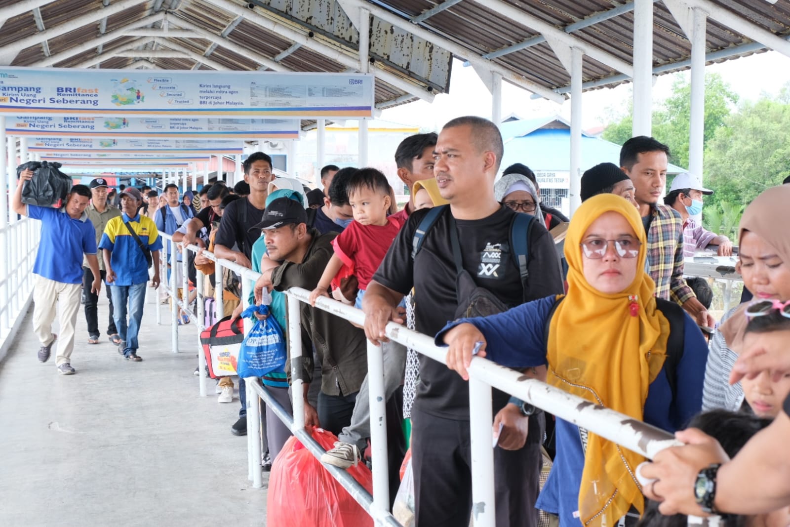 Puluhan penumpang ngantri masuk ke pintu dermaga Pelabuhan Domestik Tanjung Harapan, Selasa (25/4/2023) siang.