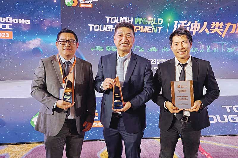 Direktur PT Bumi Citra Traktor Nusantara Dirmanto Chang (kiri) fotoÂ  bersama Sales Manager Harry Wahyudi (kanan) serta Founder dari Tribuana Global Group Toni Lim (tengah) saat menerima sejumlah penghargaan dari LiuGong, Jumat (1/12/2023).