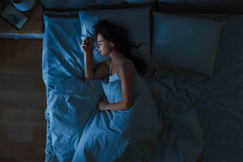 Tidur dengan lampu menyala dapat mempengaruhi kesehatan dan kualitas tidur seseorang.