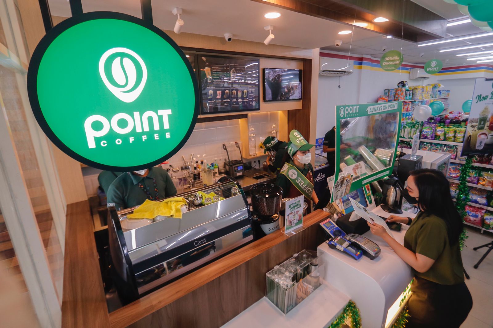 Pelanggan berbelanja di outlet Point Coffee yang baru diresmikan di Toko Indomaret 360 Jalan Subrantas Pekanbaru, Sabtu (19/2/2022). Point Coffee ini merupakan cabang ke-22 yang diresmikan di Provinsi Riau.